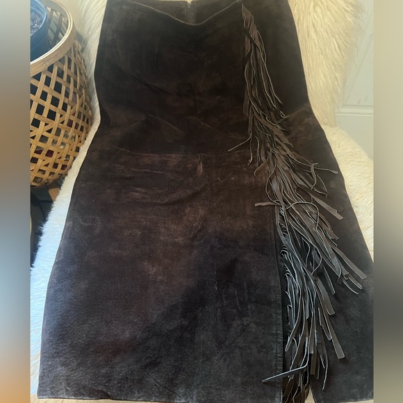 Suede brown skirt with fringes. - Picture 3 of 3